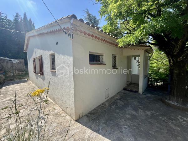 A seulement quelques minutes à pied du village, découvrez cette villa de plain-pied de 63 m2 implantée sur un superbe terrain de 2000 m², disposant déjà de près de 30 m² d’annexes existantes et offrant un fort potentiel d’agrandissement avec 59 m² supplémentaires autorisés grâce à un permis de construire accordé.
Une opportunité rare pour créer un lieu de vie à votre image et à vos envies !

Dès l’entrée, laissez-vous séduire par un intérieur fonctionnel et lumineux :
Au rez-de-chaussée :
•	Deux chambres confortables avec dressing (12 m² et 11 m²)
•	Une cuisine ouverte récente (2023), conviviale et moderne
•	Un séjour lumineux avec cheminée insert, ouvert sur l’extérieur
•	Une salle d’eau avec douche à l’italienne
•	Un WC indépendant

Le séjour s’ouvre sur une agréable terrasse exposée plein sud de 17 m², idéale pour profiter de repas en extérieur, de moments de détente ou de soirées entre amis, avec une vue dégagée et sans vis-à-vis direct.

Côté extérieur et dépendances : un vrai terrain d’expression !
•	Une dépendance en pierre d’environ 7 m², pleine de charme
•	En rez-de-jardin : bûcher, atelier, abri bois et espaces de stockage
•	Un jardin clôturé avec cabanon, réserve et puits perdu
👉 Un espace extérieur modulable offrant de nombreuses possibilités : coin détente, potager, cuisine d’été, extension… laissez libre cours à vos projets !

Les + qui font la différence :
•	Exposition plein sud, luminosité optimale
•	Environnement verdoyant, sans vis-à-vis direct
•	Volets roulants électriques
•	Façade en bon état
•	Stationnements à l’intérieur de la propriété
•	Permis de construire accordé pour une extension de 40 m² (valable jusqu’au 25/08/2028)
•	Permis d’aménager de 19 m² validé
👉 Un véritable atout pour agrandir, valoriser et adapter le bien à vos besoins (espace familial, bureau, studio indépendant…)

À prévoir :
•	Rénovation de la salle d’eau
•	Raccordement au tout-à-l’égout

Située à proximité immédiate des commerces, écoles, transports et espaces naturels, cette villa bénéficie d’un emplacement privilégié au cœur de la forêt de Saint-Paul.
Visite virtuelle sur demande.
À seulement 30 minutes de Draguignan, Fréjus/Saint-Raphaël et Cannes.
Disponible immédiatement – Une visite s’impose !