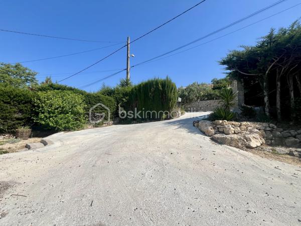 A seulement quelques minutes à pied du village, découvrez cette villa de plain-pied de 63 m2 implantée sur un superbe terrain de 2000 m², disposant déjà de près de 30 m² d’annexes existantes et offrant un fort potentiel d’agrandissement avec 59 m² supplémentaires autorisés grâce à un permis de construire accordé.
Une opportunité rare pour créer un lieu de vie à votre image et à vos envies !

Dès l’entrée, laissez-vous séduire par un intérieur fonctionnel et lumineux :
Au rez-de-chaussée :
•	Deux chambres confortables avec dressing (12 m² et 11 m²)
•	Une cuisine ouverte récente (2023), conviviale et moderne
•	Un séjour lumineux avec cheminée insert, ouvert sur l’extérieur
•	Une salle d’eau avec douche à l’italienne
•	Un WC indépendant

Le séjour s’ouvre sur une agréable terrasse exposée plein sud de 17 m², idéale pour profiter de repas en extérieur, de moments de détente ou de soirées entre amis, avec une vue dégagée et sans vis-à-vis direct.

Côté extérieur et dépendances : un vrai terrain d’expression !
•	Une dépendance en pierre d’environ 7 m², pleine de charme
•	En rez-de-jardin : bûcher, atelier, abri bois et espaces de stockage
•	Un jardin clôturé avec cabanon, réserve et puits perdu
👉 Un espace extérieur modulable offrant de nombreuses possibilités : coin détente, potager, cuisine d’été, extension… laissez libre cours à vos projets !

Les + qui font la différence :
•	Exposition plein sud, luminosité optimale
•	Environnement verdoyant, sans vis-à-vis direct
•	Volets roulants électriques
•	Façade en bon état
•	Stationnements à l’intérieur de la propriété
•	Permis de construire accordé pour une extension de 40 m² (valable jusqu’au 25/08/2028)
•	Permis d’aménager de 19 m² validé
👉 Un véritable atout pour agrandir, valoriser et adapter le bien à vos besoins (espace familial, bureau, studio indépendant…)

À prévoir :
•	Rénovation de la salle d’eau
•	Raccordement au tout-à-l’égout

Située à proximité immédiate des commerces, écoles, transports et espaces naturels, cette villa bénéficie d’un emplacement privilégié au cœur de la forêt de Saint-Paul.
Visite virtuelle sur demande.
À seulement 30 minutes de Draguignan, Fréjus/Saint-Raphaël et Cannes.
Disponible immédiatement – Une visite s’impose !