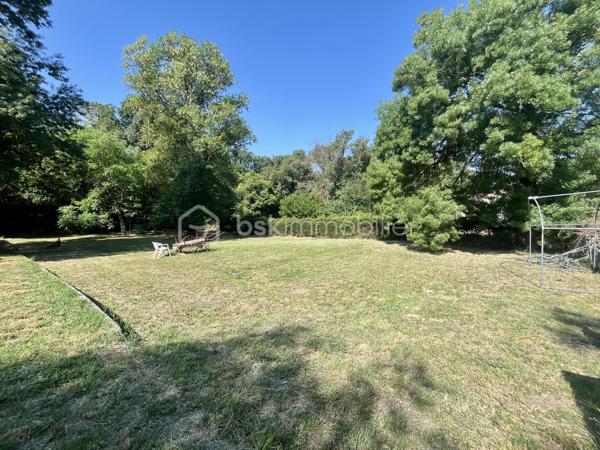A seulement quelques minutes à pied du village, découvrez cette villa de plain-pied de 63 m2 implantée sur un superbe terrain de 2000 m², disposant déjà de près de 30 m² d’annexes existantes et offrant un fort potentiel d’agrandissement avec 59 m² supplémentaires autorisés grâce à un permis de construire accordé.
Une opportunité rare pour créer un lieu de vie à votre image et à vos envies !

Dès l’entrée, laissez-vous séduire par un intérieur fonctionnel et lumineux :
Au rez-de-chaussée :
•	Deux chambres confortables avec dressing (12 m² et 11 m²)
•	Une cuisine ouverte récente (2023), conviviale et moderne
•	Un séjour lumineux avec cheminée insert, ouvert sur l’extérieur
•	Une salle d’eau avec douche à l’italienne
•	Un WC indépendant

Le séjour s’ouvre sur une agréable terrasse exposée plein sud de 17 m², idéale pour profiter de repas en extérieur, de moments de détente ou de soirées entre amis, avec une vue dégagée et sans vis-à-vis direct.

Côté extérieur et dépendances : un vrai terrain d’expression !
•	Une dépendance en pierre d’environ 7 m², pleine de charme
•	En rez-de-jardin : bûcher, atelier, abri bois et espaces de stockage
•	Un jardin clôturé avec cabanon, réserve et puits perdu
👉 Un espace extérieur modulable offrant de nombreuses possibilités : coin détente, potager, cuisine d’été, extension… laissez libre cours à vos projets !

Les + qui font la différence :
•	Exposition plein sud, luminosité optimale
•	Environnement verdoyant, sans vis-à-vis direct
•	Volets roulants électriques
•	Façade en bon état
•	Stationnements à l’intérieur de la propriété
•	Permis de construire accordé pour une extension de 40 m² (valable jusqu’au 25/08/2028)
•	Permis d’aménager de 19 m² validé
👉 Un véritable atout pour agrandir, valoriser et adapter le bien à vos besoins (espace familial, bureau, studio indépendant…)

À prévoir :
•	Rénovation de la salle d’eau
•	Raccordement au tout-à-l’égout

Située à proximité immédiate des commerces, écoles, transports et espaces naturels, cette villa bénéficie d’un emplacement privilégié au cœur de la forêt de Saint-Paul.
Visite virtuelle sur demande.
À seulement 30 minutes de Draguignan, Fréjus/Saint-Raphaël et Cannes.
Disponible immédiatement – Une visite s’impose !