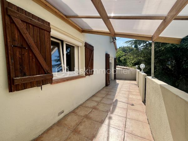A seulement quelques minutes à pied du village, découvrez cette villa de plain-pied de 63 m2 implantée sur un superbe terrain de 2000 m², disposant déjà de près de 30 m² d’annexes existantes et offrant un fort potentiel d’agrandissement avec 59 m² supplémentaires autorisés grâce à un permis de construire accordé.
Une opportunité rare pour créer un lieu de vie à votre image et à vos envies !

Dès l’entrée, laissez-vous séduire par un intérieur fonctionnel et lumineux :
Au rez-de-chaussée :
•	Deux chambres confortables avec dressing (12 m² et 11 m²)
•	Une cuisine ouverte récente (2023), conviviale et moderne
•	Un séjour lumineux avec cheminée insert, ouvert sur l’extérieur
•	Une salle d’eau avec douche à l’italienne
•	Un WC indépendant

Le séjour s’ouvre sur une agréable terrasse exposée plein sud de 17 m², idéale pour profiter de repas en extérieur, de moments de détente ou de soirées entre amis, avec une vue dégagée et sans vis-à-vis direct.

Côté extérieur et dépendances : un vrai terrain d’expression !
•	Une dépendance en pierre d’environ 7 m², pleine de charme
•	En rez-de-jardin : bûcher, atelier, abri bois et espaces de stockage
•	Un jardin clôturé avec cabanon, réserve et puits perdu
👉 Un espace extérieur modulable offrant de nombreuses possibilités : coin détente, potager, cuisine d’été, extension… laissez libre cours à vos projets !

Les + qui font la différence :
•	Exposition plein sud, luminosité optimale
•	Environnement verdoyant, sans vis-à-vis direct
•	Volets roulants électriques
•	Façade en bon état
•	Stationnements à l’intérieur de la propriété
•	Permis de construire accordé pour une extension de 40 m² (valable jusqu’au 25/08/2028)
•	Permis d’aménager de 19 m² validé
👉 Un véritable atout pour agrandir, valoriser et adapter le bien à vos besoins (espace familial, bureau, studio indépendant…)

À prévoir :
•	Rénovation de la salle d’eau
•	Raccordement au tout-à-l’égout

Située à proximité immédiate des commerces, écoles, transports et espaces naturels, cette villa bénéficie d’un emplacement privilégié au cœur de la forêt de Saint-Paul.
Visite virtuelle sur demande.
À seulement 30 minutes de Draguignan, Fréjus/Saint-Raphaël et Cannes.
Disponible immédiatement – Une visite s’impose !