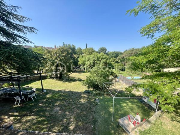 A seulement quelques minutes à pied du village, découvrez cette villa de plain-pied de 63 m2 implantée sur un superbe terrain de 2000 m², disposant déjà de près de 30 m² d’annexes existantes et offrant un fort potentiel d’agrandissement avec 59 m² supplémentaires autorisés grâce à un permis de construire accordé.
Une opportunité rare pour créer un lieu de vie à votre image et à vos envies !

Dès l’entrée, laissez-vous séduire par un intérieur fonctionnel et lumineux :
Au rez-de-chaussée :
•	Deux chambres confortables avec dressing (12 m² et 11 m²)
•	Une cuisine ouverte récente (2023), conviviale et moderne
•	Un séjour lumineux avec cheminée insert, ouvert sur l’extérieur
•	Une salle d’eau avec douche à l’italienne
•	Un WC indépendant

Le séjour s’ouvre sur une agréable terrasse exposée plein sud de 17 m², idéale pour profiter de repas en extérieur, de moments de détente ou de soirées entre amis, avec une vue dégagée et sans vis-à-vis direct.

Côté extérieur et dépendances : un vrai terrain d’expression !
•	Une dépendance en pierre d’environ 7 m², pleine de charme
•	En rez-de-jardin : bûcher, atelier, abri bois et espaces de stockage
•	Un jardin clôturé avec cabanon, réserve et puits perdu
👉 Un espace extérieur modulable offrant de nombreuses possibilités : coin détente, potager, cuisine d’été, extension… laissez libre cours à vos projets !

Les + qui font la différence :
•	Exposition plein sud, luminosité optimale
•	Environnement verdoyant, sans vis-à-vis direct
•	Volets roulants électriques
•	Façade en bon état
•	Stationnements à l’intérieur de la propriété
•	Permis de construire accordé pour une extension de 40 m² (valable jusqu’au 25/08/2028)
•	Permis d’aménager de 19 m² validé
👉 Un véritable atout pour agrandir, valoriser et adapter le bien à vos besoins (espace familial, bureau, studio indépendant…)

À prévoir :
•	Rénovation de la salle d’eau
•	Raccordement au tout-à-l’égout

Située à proximité immédiate des commerces, écoles, transports et espaces naturels, cette villa bénéficie d’un emplacement privilégié au cœur de la forêt de Saint-Paul.
Visite virtuelle sur demande.
À seulement 30 minutes de Draguignan, Fréjus/Saint-Raphaël et Cannes.
Disponible immédiatement – Une visite s’impose !