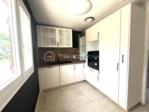A seulement quelques minutes à pied du village, découvrez cette villa de plain-pied de 63 m2 implantée sur un superbe terrain de 2000 m², disposant déjà de près de 30 m² d’annexes existantes et offrant un fort potentiel d’agrandissement avec 59 m² supplémentaires autorisés grâce à un permis de construire accordé.
Une opportunité rare pour créer un lieu de vie à votre image et à vos envies !

Dès l’entrée, laissez-vous séduire par un intérieur fonctionnel et lumineux :
Au rez-de-chaussée :
•	Deux chambres confortables avec dressing (12 m² et 11 m²)
•	Une cuisine ouverte récente (2023), conviviale et moderne
•	Un séjour lumineux avec cheminée insert, ouvert sur l’extérieur
•	Une salle d’eau avec douche à l’italienne
•	Un WC indépendant

Le séjour s’ouvre sur une agréable terrasse exposée plein sud de 17 m², idéale pour profiter de repas en extérieur, de moments de détente ou de soirées entre amis, avec une vue dégagée et sans vis-à-vis direct.

Côté extérieur et dépendances : un vrai terrain d’expression !
•	Une dépendance en pierre d’environ 7 m², pleine de charme
•	En rez-de-jardin : bûcher, atelier, abri bois et espaces de stockage
•	Un jardin clôturé avec cabanon, réserve et puits perdu
👉 Un espace extérieur modulable offrant de nombreuses possibilités : coin détente, potager, cuisine d’été, extension… laissez libre cours à vos projets !

Les + qui font la différence :
•	Exposition plein sud, luminosité optimale
•	Environnement verdoyant, sans vis-à-vis direct
•	Volets roulants électriques
•	Façade en bon état
•	Stationnements à l’intérieur de la propriété
•	Permis de construire accordé pour une extension de 40 m² (valable jusqu’au 25/08/2028)
•	Permis d’aménager de 19 m² validé
👉 Un véritable atout pour agrandir, valoriser et adapter le bien à vos besoins (espace familial, bureau, studio indépendant…)

À prévoir :
•	Rénovation de la salle d’eau
•	Raccordement au tout-à-l’égout

Située à proximité immédiate des commerces, écoles, transports et espaces naturels, cette villa bénéficie d’un emplacement privilégié au cœur de la forêt de Saint-Paul.
Visite virtuelle sur demande.
À seulement 30 minutes de Draguignan, Fréjus/Saint-Raphaël et Cannes.
Disponible immédiatement – Une visite s’impose !