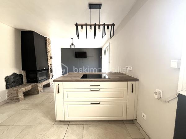 A seulement quelques minutes à pied du village, découvrez cette villa de plain-pied de 63 m2 implantée sur un superbe terrain de 2000 m², disposant déjà de près de 30 m² d’annexes existantes et offrant un fort potentiel d’agrandissement avec 59 m² supplémentaires autorisés grâce à un permis de construire accordé.
Une opportunité rare pour créer un lieu de vie à votre image et à vos envies !

Dès l’entrée, laissez-vous séduire par un intérieur fonctionnel et lumineux :
Au rez-de-chaussée :
•	Deux chambres confortables avec dressing (12 m² et 11 m²)
•	Une cuisine ouverte récente (2023), conviviale et moderne
•	Un séjour lumineux avec cheminée insert, ouvert sur l’extérieur
•	Une salle d’eau avec douche à l’italienne
•	Un WC indépendant

Le séjour s’ouvre sur une agréable terrasse exposée plein sud de 17 m², idéale pour profiter de repas en extérieur, de moments de détente ou de soirées entre amis, avec une vue dégagée et sans vis-à-vis direct.

Côté extérieur et dépendances : un vrai terrain d’expression !
•	Une dépendance en pierre d’environ 7 m², pleine de charme
•	En rez-de-jardin : bûcher, atelier, abri bois et espaces de stockage
•	Un jardin clôturé avec cabanon, réserve et puits perdu
👉 Un espace extérieur modulable offrant de nombreuses possibilités : coin détente, potager, cuisine d’été, extension… laissez libre cours à vos projets !

Les + qui font la différence :
•	Exposition plein sud, luminosité optimale
•	Environnement verdoyant, sans vis-à-vis direct
•	Volets roulants électriques
•	Façade en bon état
•	Stationnements à l’intérieur de la propriété
•	Permis de construire accordé pour une extension de 40 m² (valable jusqu’au 25/08/2028)
•	Permis d’aménager de 19 m² validé
👉 Un véritable atout pour agrandir, valoriser et adapter le bien à vos besoins (espace familial, bureau, studio indépendant…)

À prévoir :
•	Rénovation de la salle d’eau
•	Raccordement au tout-à-l’égout

Située à proximité immédiate des commerces, écoles, transports et espaces naturels, cette villa bénéficie d’un emplacement privilégié au cœur de la forêt de Saint-Paul.
Visite virtuelle sur demande.
À seulement 30 minutes de Draguignan, Fréjus/Saint-Raphaël et Cannes.
Disponible immédiatement – Une visite s’impose !