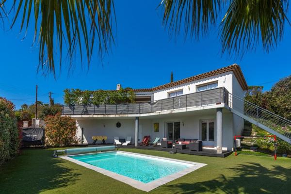 Villa contemporaine avec vue dégagée, piscine et dépendance