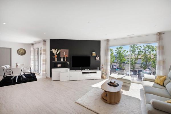 Villa contemporaine avec vue dégagée, piscine et dépendance