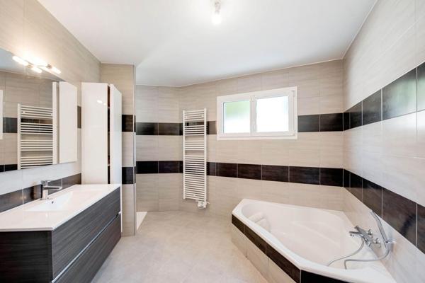 Villa contemporaine avec vue dégagée, piscine et dépendance