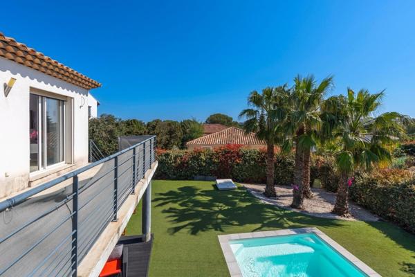 Villa contemporaine avec vue dégagée, piscine et dépendance