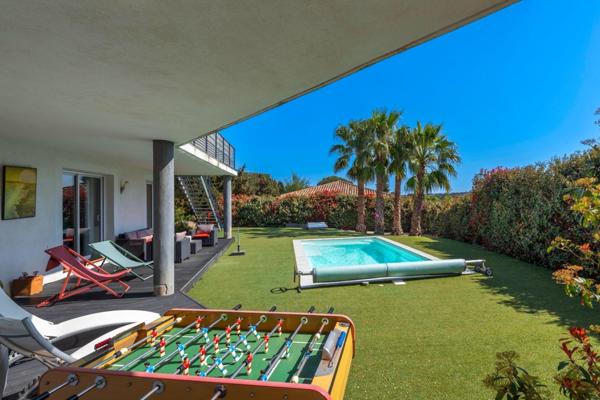 Villa contemporaine avec vue dégagée, piscine et dépendance