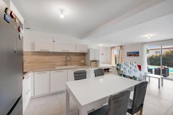 Villa contemporaine avec vue dégagée, piscine et dépendance