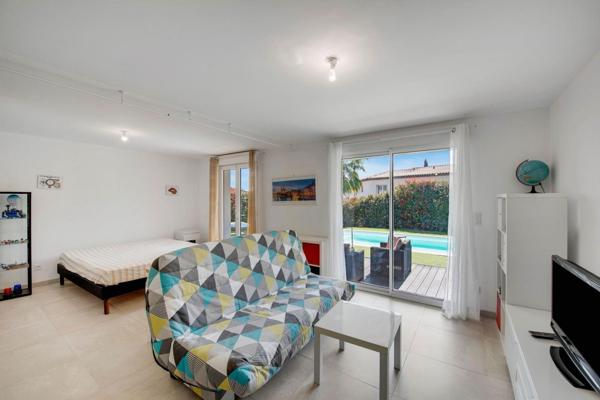 Villa contemporaine avec vue dégagée, piscine et dépendance