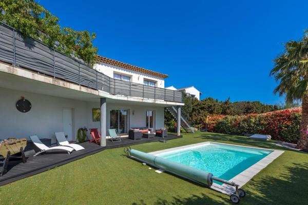 Villa contemporaine avec vue dégagée, piscine et dépendance