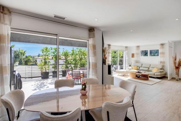 Villa contemporaine avec vue dégagée, piscine et dépendance