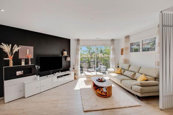 Villa contemporaine avec vue dégagée, piscine et dépendance