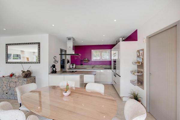 Villa contemporaine avec vue dégagée, piscine et dépendance