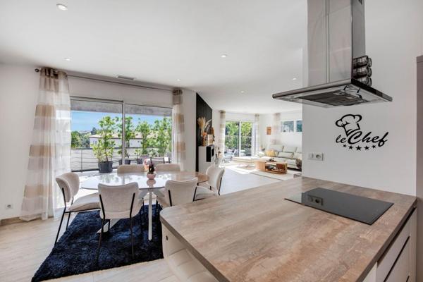 Villa contemporaine avec vue dégagée, piscine et dépendance