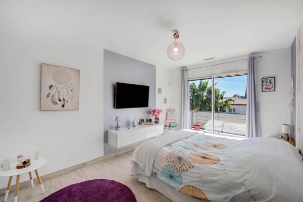 Villa contemporaine avec vue dégagée, piscine et dépendance