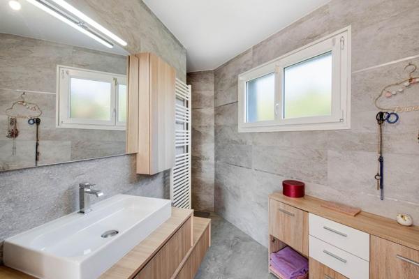 Villa contemporaine avec vue dégagée, piscine et dépendance