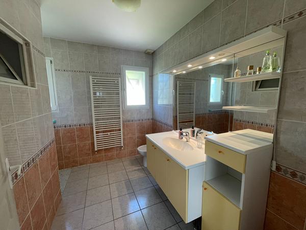 Maison de plain-pied - 3 chambres à louer à Nérac, calme et bien équipée