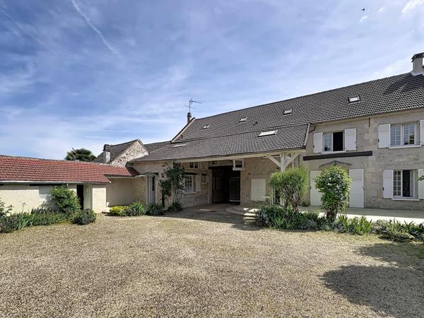 joli corps de ferme avec dépendances