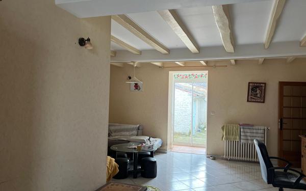 Maison à vendre    6 pièces • 250 m2 Saint-Jean-d'Angély