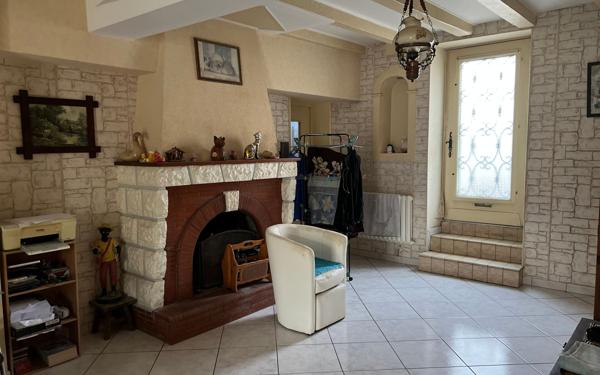 Maison à vendre    6 pièces • 250 m2 Saint-Jean-d'Angély