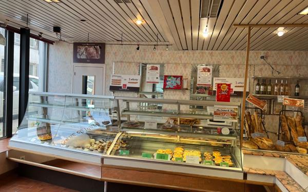 Maison à vendre    6 pièces • 250 m2 Saint-Jean-d'Angély