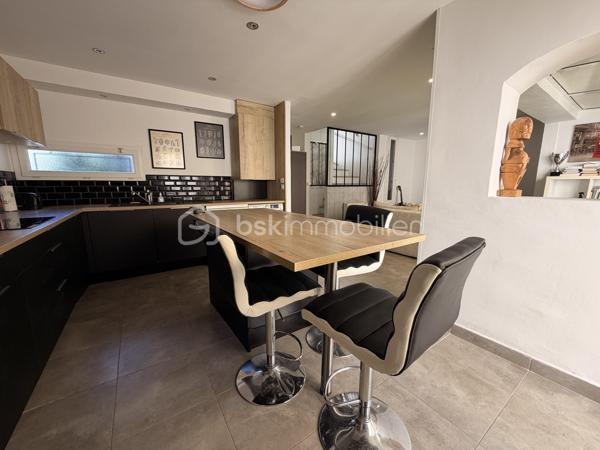 En exclusivité sur le Grau-du-Roi !
Coup de coeur assuré pour cette ravissante villa de 73 m2 environ  ENTIEREMENT RÉNOVÉE offrant 3 chambres, un joli patio, UN CELLIER DE RANGEMENT ainsi que deux places de parking, le tout à quelques enjambées de la plage.
Située dans une résidence privée, sécurisée et  joliment arborée , elle se compose, au rez-de-chaussée d'une entrée, une salle d'eau avec WC, une grande cuisine équipée et ouverte sur une belle pièce de vie avec un joli coin véranda et une belle chambre.
L'étage distribue deux chambres dont une avec un grand balcon d'environ 10 m2 d'où vous pourrez voir l'horizon, ainsi qu'une salle d'eau avec WC et un coin rangement.
Les extérieurs vous offrent un coquet patio intimiste SANS AUCUN VIS-À-VIS ainsi qu'une cave.
Un cellier aménagé (idéal pour ranger les vélos etc...) et deux places de parking complètent ce bel ensemble à vivre.
Ses atouts ?
-aucun travaux à prévoir (rénovation complète en 2022).
-nombreux rangements.
-pompe à chaleur neuve (Janvier 2022 et 2023) 
-double-vitrage etc ....
Proche de la plage, commerces à 100 M (CARREFOUR EXPRESS, boulangerie, boucherie, fruits et légumes ouverts à l'année), Mairie, centre-ville de la station et ses rues piétonnes à 15 mn à pied.
Posez vos valises, projetez-vous et contactez-moi pour visiter ....