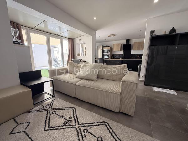 En exclusivité sur le Grau-du-Roi !
Coup de coeur assuré pour cette ravissante villa de 73 m2 environ  ENTIEREMENT RÉNOVÉE offrant 3 chambres, un joli patio, UN CELLIER DE RANGEMENT ainsi que deux places de parking, le tout à quelques enjambées de la plage.
Située dans une résidence privée, sécurisée et  joliment arborée , elle se compose, au rez-de-chaussée d'une entrée, une salle d'eau avec WC, une grande cuisine équipée et ouverte sur une belle pièce de vie avec un joli coin véranda et une belle chambre.
L'étage distribue deux chambres dont une avec un grand balcon d'environ 10 m2 d'où vous pourrez voir l'horizon, ainsi qu'une salle d'eau avec WC et un coin rangement.
Les extérieurs vous offrent un coquet patio intimiste SANS AUCUN VIS-À-VIS ainsi qu'une cave.
Un cellier aménagé (idéal pour ranger les vélos etc...) et deux places de parking complètent ce bel ensemble à vivre.
Ses atouts ?
-aucun travaux à prévoir (rénovation complète en 2022).
-nombreux rangements.
-pompe à chaleur neuve (Janvier 2022 et 2023) 
-double-vitrage etc ....
Proche de la plage, commerces à 100 M (CARREFOUR EXPRESS, boulangerie, boucherie, fruits et légumes ouverts à l'année), Mairie, centre-ville de la station et ses rues piétonnes à 15 mn à pied.
Posez vos valises, projetez-vous et contactez-moi pour visiter ....