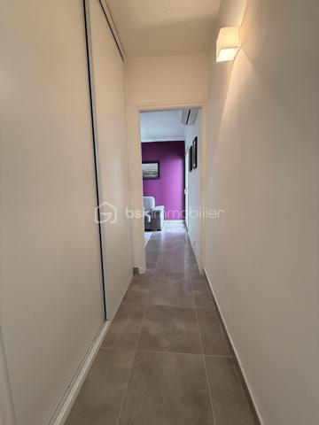En exclusivité sur le Grau-du-Roi !
Coup de coeur assuré pour cette ravissante villa de 73 m2 environ  ENTIEREMENT RÉNOVÉE offrant 3 chambres, un joli patio, UN CELLIER DE RANGEMENT ainsi que deux places de parking, le tout à quelques enjambées de la plage.
Située dans une résidence privée, sécurisée et  joliment arborée , elle se compose, au rez-de-chaussée d'une entrée, une salle d'eau avec WC, une grande cuisine équipée et ouverte sur une belle pièce de vie avec un joli coin véranda et une belle chambre.
L'étage distribue deux chambres dont une avec un grand balcon d'environ 10 m2 d'où vous pourrez voir l'horizon, ainsi qu'une salle d'eau avec WC et un coin rangement.
Les extérieurs vous offrent un coquet patio intimiste SANS AUCUN VIS-À-VIS ainsi qu'une cave.
Un cellier aménagé (idéal pour ranger les vélos etc...) et deux places de parking complètent ce bel ensemble à vivre.
Ses atouts ?
-aucun travaux à prévoir (rénovation complète en 2022).
-nombreux rangements.
-pompe à chaleur neuve (Janvier 2022 et 2023) 
-double-vitrage etc ....
Proche de la plage, commerces à 100 M (CARREFOUR EXPRESS, boulangerie, boucherie, fruits et légumes ouverts à l'année), Mairie, centre-ville de la station et ses rues piétonnes à 15 mn à pied.
Posez vos valises, projetez-vous et contactez-moi pour visiter ....