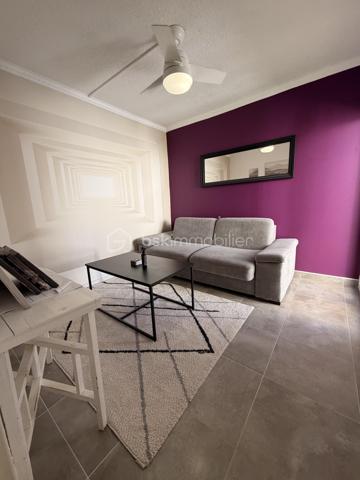 En exclusivité sur le Grau-du-Roi !
Coup de coeur assuré pour cette ravissante villa de 73 m2 environ  ENTIEREMENT RÉNOVÉE offrant 3 chambres, un joli patio, UN CELLIER DE RANGEMENT ainsi que deux places de parking, le tout à quelques enjambées de la plage.
Située dans une résidence privée, sécurisée et  joliment arborée , elle se compose, au rez-de-chaussée d'une entrée, une salle d'eau avec WC, une grande cuisine équipée et ouverte sur une belle pièce de vie avec un joli coin véranda et une belle chambre.
L'étage distribue deux chambres dont une avec un grand balcon d'environ 10 m2 d'où vous pourrez voir l'horizon, ainsi qu'une salle d'eau avec WC et un coin rangement.
Les extérieurs vous offrent un coquet patio intimiste SANS AUCUN VIS-À-VIS ainsi qu'une cave.
Un cellier aménagé (idéal pour ranger les vélos etc...) et deux places de parking complètent ce bel ensemble à vivre.
Ses atouts ?
-aucun travaux à prévoir (rénovation complète en 2022).
-nombreux rangements.
-pompe à chaleur neuve (Janvier 2022 et 2023) 
-double-vitrage etc ....
Proche de la plage, commerces à 100 M (CARREFOUR EXPRESS, boulangerie, boucherie, fruits et légumes ouverts à l'année), Mairie, centre-ville de la station et ses rues piétonnes à 15 mn à pied.
Posez vos valises, projetez-vous et contactez-moi pour visiter ....