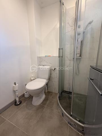 En exclusivité sur le Grau-du-Roi !
Coup de coeur assuré pour cette ravissante villa de 73 m2 environ  ENTIEREMENT RÉNOVÉE offrant 3 chambres, un joli patio, UN CELLIER DE RANGEMENT ainsi que deux places de parking, le tout à quelques enjambées de la plage.
Située dans une résidence privée, sécurisée et  joliment arborée , elle se compose, au rez-de-chaussée d'une entrée, une salle d'eau avec WC, une grande cuisine équipée et ouverte sur une belle pièce de vie avec un joli coin véranda et une belle chambre.
L'étage distribue deux chambres dont une avec un grand balcon d'environ 10 m2 d'où vous pourrez voir l'horizon, ainsi qu'une salle d'eau avec WC et un coin rangement.
Les extérieurs vous offrent un coquet patio intimiste SANS AUCUN VIS-À-VIS ainsi qu'une cave.
Un cellier aménagé (idéal pour ranger les vélos etc...) et deux places de parking complètent ce bel ensemble à vivre.
Ses atouts ?
-aucun travaux à prévoir (rénovation complète en 2022).
-nombreux rangements.
-pompe à chaleur neuve (Janvier 2022 et 2023) 
-double-vitrage etc ....
Proche de la plage, commerces à 100 M (CARREFOUR EXPRESS, boulangerie, boucherie, fruits et légumes ouverts à l'année), Mairie, centre-ville de la station et ses rues piétonnes à 15 mn à pied.
Posez vos valises, projetez-vous et contactez-moi pour visiter ....