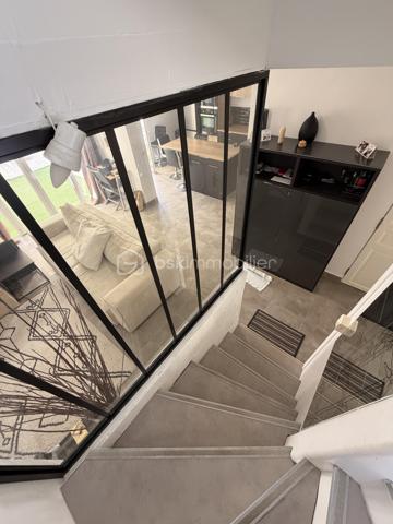 En exclusivité sur le Grau-du-Roi !
Coup de coeur assuré pour cette ravissante villa de 73 m2 environ  ENTIEREMENT RÉNOVÉE offrant 3 chambres, un joli patio, UN CELLIER DE RANGEMENT ainsi que deux places de parking, le tout à quelques enjambées de la plage.
Située dans une résidence privée, sécurisée et  joliment arborée , elle se compose, au rez-de-chaussée d'une entrée, une salle d'eau avec WC, une grande cuisine équipée et ouverte sur une belle pièce de vie avec un joli coin véranda et une belle chambre.
L'étage distribue deux chambres dont une avec un grand balcon d'environ 10 m2 d'où vous pourrez voir l'horizon, ainsi qu'une salle d'eau avec WC et un coin rangement.
Les extérieurs vous offrent un coquet patio intimiste SANS AUCUN VIS-À-VIS ainsi qu'une cave.
Un cellier aménagé (idéal pour ranger les vélos etc...) et deux places de parking complètent ce bel ensemble à vivre.
Ses atouts ?
-aucun travaux à prévoir (rénovation complète en 2022).
-nombreux rangements.
-pompe à chaleur neuve (Janvier 2022 et 2023) 
-double-vitrage etc ....
Proche de la plage, commerces à 100 M (CARREFOUR EXPRESS, boulangerie, boucherie, fruits et légumes ouverts à l'année), Mairie, centre-ville de la station et ses rues piétonnes à 15 mn à pied.
Posez vos valises, projetez-vous et contactez-moi pour visiter ....