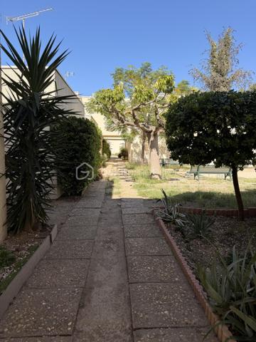 En exclusivité sur le Grau-du-Roi !
Coup de coeur assuré pour cette ravissante villa de 73 m2 environ  ENTIEREMENT RÉNOVÉE offrant 3 chambres, un joli patio, UN CELLIER DE RANGEMENT ainsi que deux places de parking, le tout à quelques enjambées de la plage.
Située dans une résidence privée, sécurisée et  joliment arborée , elle se compose, au rez-de-chaussée d'une entrée, une salle d'eau avec WC, une grande cuisine équipée et ouverte sur une belle pièce de vie avec un joli coin véranda et une belle chambre.
L'étage distribue deux chambres dont une avec un grand balcon d'environ 10 m2 d'où vous pourrez voir l'horizon, ainsi qu'une salle d'eau avec WC et un coin rangement.
Les extérieurs vous offrent un coquet patio intimiste SANS AUCUN VIS-À-VIS ainsi qu'une cave.
Un cellier aménagé (idéal pour ranger les vélos etc...) et deux places de parking complètent ce bel ensemble à vivre.
Ses atouts ?
-aucun travaux à prévoir (rénovation complète en 2022).
-nombreux rangements.
-pompe à chaleur neuve (Janvier 2022 et 2023) 
-double-vitrage etc ....
Proche de la plage, commerces à 100 M (CARREFOUR EXPRESS, boulangerie, boucherie, fruits et légumes ouverts à l'année), Mairie, centre-ville de la station et ses rues piétonnes à 15 mn à pied.
Posez vos valises, projetez-vous et contactez-moi pour visiter ....