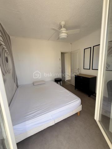 En exclusivité sur le Grau-du-Roi !
Coup de coeur assuré pour cette ravissante villa de 73 m2 environ  ENTIEREMENT RÉNOVÉE offrant 3 chambres, un joli patio, UN CELLIER DE RANGEMENT ainsi que deux places de parking, le tout à quelques enjambées de la plage.
Située dans une résidence privée, sécurisée et  joliment arborée , elle se compose, au rez-de-chaussée d'une entrée, une salle d'eau avec WC, une grande cuisine équipée et ouverte sur une belle pièce de vie avec un joli coin véranda et une belle chambre.
L'étage distribue deux chambres dont une avec un grand balcon d'environ 10 m2 d'où vous pourrez voir l'horizon, ainsi qu'une salle d'eau avec WC et un coin rangement.
Les extérieurs vous offrent un coquet patio intimiste SANS AUCUN VIS-À-VIS ainsi qu'une cave.
Un cellier aménagé (idéal pour ranger les vélos etc...) et deux places de parking complètent ce bel ensemble à vivre.
Ses atouts ?
-aucun travaux à prévoir (rénovation complète en 2022).
-nombreux rangements.
-pompe à chaleur neuve (Janvier 2022 et 2023) 
-double-vitrage etc ....
Proche de la plage, commerces à 100 M (CARREFOUR EXPRESS, boulangerie, boucherie, fruits et légumes ouverts à l'année), Mairie, centre-ville de la station et ses rues piétonnes à 15 mn à pied.
Posez vos valises, projetez-vous et contactez-moi pour visiter ....