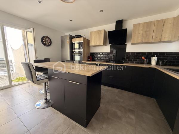 En exclusivité sur le Grau-du-Roi !
Coup de coeur assuré pour cette ravissante villa de 73 m2 environ  ENTIEREMENT RÉNOVÉE offrant 3 chambres, un joli patio, UN CELLIER DE RANGEMENT ainsi que deux places de parking, le tout à quelques enjambées de la plage.
Située dans une résidence privée, sécurisée et  joliment arborée , elle se compose, au rez-de-chaussée d'une entrée, une salle d'eau avec WC, une grande cuisine équipée et ouverte sur une belle pièce de vie avec un joli coin véranda et une belle chambre.
L'étage distribue deux chambres dont une avec un grand balcon d'environ 10 m2 d'où vous pourrez voir l'horizon, ainsi qu'une salle d'eau avec WC et un coin rangement.
Les extérieurs vous offrent un coquet patio intimiste SANS AUCUN VIS-À-VIS ainsi qu'une cave.
Un cellier aménagé (idéal pour ranger les vélos etc...) et deux places de parking complètent ce bel ensemble à vivre.
Ses atouts ?
-aucun travaux à prévoir (rénovation complète en 2022).
-nombreux rangements.
-pompe à chaleur neuve (Janvier 2022 et 2023) 
-double-vitrage etc ....
Proche de la plage, commerces à 100 M (CARREFOUR EXPRESS, boulangerie, boucherie, fruits et légumes ouverts à l'année), Mairie, centre-ville de la station et ses rues piétonnes à 15 mn à pied.
Posez vos valises, projetez-vous et contactez-moi pour visiter ....