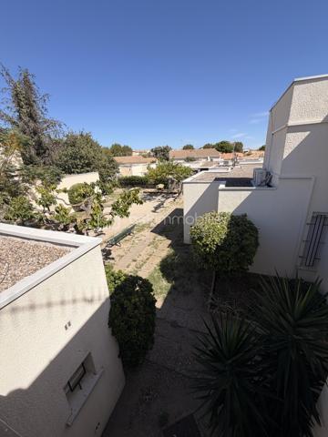 En exclusivité sur le Grau-du-Roi !
Coup de coeur assuré pour cette ravissante villa de 73 m2 environ  ENTIEREMENT RÉNOVÉE offrant 3 chambres, un joli patio, UN CELLIER DE RANGEMENT ainsi que deux places de parking, le tout à quelques enjambées de la plage.
Située dans une résidence privée, sécurisée et  joliment arborée , elle se compose, au rez-de-chaussée d'une entrée, une salle d'eau avec WC, une grande cuisine équipée et ouverte sur une belle pièce de vie avec un joli coin véranda et une belle chambre.
L'étage distribue deux chambres dont une avec un grand balcon d'environ 10 m2 d'où vous pourrez voir l'horizon, ainsi qu'une salle d'eau avec WC et un coin rangement.
Les extérieurs vous offrent un coquet patio intimiste SANS AUCUN VIS-À-VIS ainsi qu'une cave.
Un cellier aménagé (idéal pour ranger les vélos etc...) et deux places de parking complètent ce bel ensemble à vivre.
Ses atouts ?
-aucun travaux à prévoir (rénovation complète en 2022).
-nombreux rangements.
-pompe à chaleur neuve (Janvier 2022 et 2023) 
-double-vitrage etc ....
Proche de la plage, commerces à 100 M (CARREFOUR EXPRESS, boulangerie, boucherie, fruits et légumes ouverts à l'année), Mairie, centre-ville de la station et ses rues piétonnes à 15 mn à pied.
Posez vos valises, projetez-vous et contactez-moi pour visiter ....