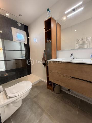 En exclusivité sur le Grau-du-Roi !
Coup de coeur assuré pour cette ravissante villa de 73 m2 environ  ENTIEREMENT RÉNOVÉE offrant 3 chambres, un joli patio, UN CELLIER DE RANGEMENT ainsi que deux places de parking, le tout à quelques enjambées de la plage.
Située dans une résidence privée, sécurisée et  joliment arborée , elle se compose, au rez-de-chaussée d'une entrée, une salle d'eau avec WC, une grande cuisine équipée et ouverte sur une belle pièce de vie avec un joli coin véranda et une belle chambre.
L'étage distribue deux chambres dont une avec un grand balcon d'environ 10 m2 d'où vous pourrez voir l'horizon, ainsi qu'une salle d'eau avec WC et un coin rangement.
Les extérieurs vous offrent un coquet patio intimiste SANS AUCUN VIS-À-VIS ainsi qu'une cave.
Un cellier aménagé (idéal pour ranger les vélos etc...) et deux places de parking complètent ce bel ensemble à vivre.
Ses atouts ?
-aucun travaux à prévoir (rénovation complète en 2022).
-nombreux rangements.
-pompe à chaleur neuve (Janvier 2022 et 2023) 
-double-vitrage etc ....
Proche de la plage, commerces à 100 M (CARREFOUR EXPRESS, boulangerie, boucherie, fruits et légumes ouverts à l'année), Mairie, centre-ville de la station et ses rues piétonnes à 15 mn à pied.
Posez vos valises, projetez-vous et contactez-moi pour visiter ....