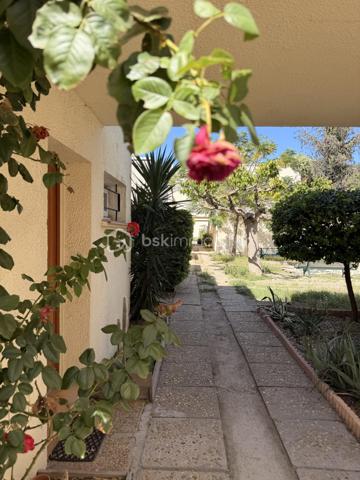 En exclusivité sur le Grau-du-Roi !
Coup de coeur assuré pour cette ravissante villa de 73 m2 environ  ENTIEREMENT RÉNOVÉE offrant 3 chambres, un joli patio, UN CELLIER DE RANGEMENT ainsi que deux places de parking, le tout à quelques enjambées de la plage.
Située dans une résidence privée, sécurisée et  joliment arborée , elle se compose, au rez-de-chaussée d'une entrée, une salle d'eau avec WC, une grande cuisine équipée et ouverte sur une belle pièce de vie avec un joli coin véranda et une belle chambre.
L'étage distribue deux chambres dont une avec un grand balcon d'environ 10 m2 d'où vous pourrez voir l'horizon, ainsi qu'une salle d'eau avec WC et un coin rangement.
Les extérieurs vous offrent un coquet patio intimiste SANS AUCUN VIS-À-VIS ainsi qu'une cave.
Un cellier aménagé (idéal pour ranger les vélos etc...) et deux places de parking complètent ce bel ensemble à vivre.
Ses atouts ?
-aucun travaux à prévoir (rénovation complète en 2022).
-nombreux rangements.
-pompe à chaleur neuve (Janvier 2022 et 2023) 
-double-vitrage etc ....
Proche de la plage, commerces à 100 M (CARREFOUR EXPRESS, boulangerie, boucherie, fruits et légumes ouverts à l'année), Mairie, centre-ville de la station et ses rues piétonnes à 15 mn à pied.
Posez vos valises, projetez-vous et contactez-moi pour visiter ....