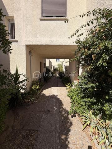 En exclusivité sur le Grau-du-Roi !
Coup de coeur assuré pour cette ravissante villa de 73 m2 environ  ENTIEREMENT RÉNOVÉE offrant 3 chambres, un joli patio, UN CELLIER DE RANGEMENT ainsi que deux places de parking, le tout à quelques enjambées de la plage.
Située dans une résidence privée, sécurisée et  joliment arborée , elle se compose, au rez-de-chaussée d'une entrée, une salle d'eau avec WC, une grande cuisine équipée et ouverte sur une belle pièce de vie avec un joli coin véranda et une belle chambre.
L'étage distribue deux chambres dont une avec un grand balcon d'environ 10 m2 d'où vous pourrez voir l'horizon, ainsi qu'une salle d'eau avec WC et un coin rangement.
Les extérieurs vous offrent un coquet patio intimiste SANS AUCUN VIS-À-VIS ainsi qu'une cave.
Un cellier aménagé (idéal pour ranger les vélos etc...) et deux places de parking complètent ce bel ensemble à vivre.
Ses atouts ?
-aucun travaux à prévoir (rénovation complète en 2022).
-nombreux rangements.
-pompe à chaleur neuve (Janvier 2022 et 2023) 
-double-vitrage etc ....
Proche de la plage, commerces à 100 M (CARREFOUR EXPRESS, boulangerie, boucherie, fruits et légumes ouverts à l'année), Mairie, centre-ville de la station et ses rues piétonnes à 15 mn à pied.
Posez vos valises, projetez-vous et contactez-moi pour visiter ....