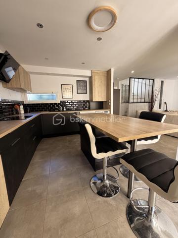 En exclusivité sur le Grau-du-Roi !
Coup de coeur assuré pour cette ravissante villa de 73 m2 environ  ENTIEREMENT RÉNOVÉE offrant 3 chambres, un joli patio, UN CELLIER DE RANGEMENT ainsi que deux places de parking, le tout à quelques enjambées de la plage.
Située dans une résidence privée, sécurisée et  joliment arborée , elle se compose, au rez-de-chaussée d'une entrée, une salle d'eau avec WC, une grande cuisine équipée et ouverte sur une belle pièce de vie avec un joli coin véranda et une belle chambre.
L'étage distribue deux chambres dont une avec un grand balcon d'environ 10 m2 d'où vous pourrez voir l'horizon, ainsi qu'une salle d'eau avec WC et un coin rangement.
Les extérieurs vous offrent un coquet patio intimiste SANS AUCUN VIS-À-VIS ainsi qu'une cave.
Un cellier aménagé (idéal pour ranger les vélos etc...) et deux places de parking complètent ce bel ensemble à vivre.
Ses atouts ?
-aucun travaux à prévoir (rénovation complète en 2022).
-nombreux rangements.
-pompe à chaleur neuve (Janvier 2022 et 2023) 
-double-vitrage etc ....
Proche de la plage, commerces à 100 M (CARREFOUR EXPRESS, boulangerie, boucherie, fruits et légumes ouverts à l'année), Mairie, centre-ville de la station et ses rues piétonnes à 15 mn à pied.
Posez vos valises, projetez-vous et contactez-moi pour visiter ....