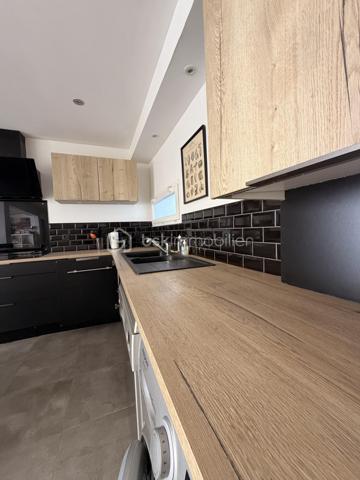 En exclusivité sur le Grau-du-Roi !
Coup de coeur assuré pour cette ravissante villa de 73 m2 environ  ENTIEREMENT RÉNOVÉE offrant 3 chambres, un joli patio, UN CELLIER DE RANGEMENT ainsi que deux places de parking, le tout à quelques enjambées de la plage.
Située dans une résidence privée, sécurisée et  joliment arborée , elle se compose, au rez-de-chaussée d'une entrée, une salle d'eau avec WC, une grande cuisine équipée et ouverte sur une belle pièce de vie avec un joli coin véranda et une belle chambre.
L'étage distribue deux chambres dont une avec un grand balcon d'environ 10 m2 d'où vous pourrez voir l'horizon, ainsi qu'une salle d'eau avec WC et un coin rangement.
Les extérieurs vous offrent un coquet patio intimiste SANS AUCUN VIS-À-VIS ainsi qu'une cave.
Un cellier aménagé (idéal pour ranger les vélos etc...) et deux places de parking complètent ce bel ensemble à vivre.
Ses atouts ?
-aucun travaux à prévoir (rénovation complète en 2022).
-nombreux rangements.
-pompe à chaleur neuve (Janvier 2022 et 2023) 
-double-vitrage etc ....
Proche de la plage, commerces à 100 M (CARREFOUR EXPRESS, boulangerie, boucherie, fruits et légumes ouverts à l'année), Mairie, centre-ville de la station et ses rues piétonnes à 15 mn à pied.
Posez vos valises, projetez-vous et contactez-moi pour visiter ....