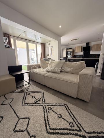 En exclusivité sur le Grau-du-Roi !
Coup de coeur assuré pour cette ravissante villa de 73 m2 environ  ENTIEREMENT RÉNOVÉE offrant 3 chambres, un joli patio, UN CELLIER DE RANGEMENT ainsi que deux places de parking, le tout à quelques enjambées de la plage.
Située dans une résidence privée, sécurisée et  joliment arborée , elle se compose, au rez-de-chaussée d'une entrée, une salle d'eau avec WC, une grande cuisine équipée et ouverte sur une belle pièce de vie avec un joli coin véranda et une belle chambre.
L'étage distribue deux chambres dont une avec un grand balcon d'environ 10 m2 d'où vous pourrez voir l'horizon, ainsi qu'une salle d'eau avec WC et un coin rangement.
Les extérieurs vous offrent un coquet patio intimiste SANS AUCUN VIS-À-VIS ainsi qu'une cave.
Un cellier aménagé (idéal pour ranger les vélos etc...) et deux places de parking complètent ce bel ensemble à vivre.
Ses atouts ?
-aucun travaux à prévoir (rénovation complète en 2022).
-nombreux rangements.
-pompe à chaleur neuve (Janvier 2022 et 2023) 
-double-vitrage etc ....
Proche de la plage, commerces à 100 M (CARREFOUR EXPRESS, boulangerie, boucherie, fruits et légumes ouverts à l'année), Mairie, centre-ville de la station et ses rues piétonnes à 15 mn à pied.
Posez vos valises, projetez-vous et contactez-moi pour visiter ....