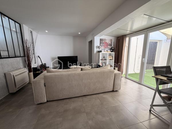 En exclusivité sur le Grau-du-Roi !
Coup de coeur assuré pour cette ravissante villa de 73 m2 environ  ENTIEREMENT RÉNOVÉE offrant 3 chambres, un joli patio, UN CELLIER DE RANGEMENT ainsi que deux places de parking, le tout à quelques enjambées de la plage.
Située dans une résidence privée, sécurisée et  joliment arborée , elle se compose, au rez-de-chaussée d'une entrée, une salle d'eau avec WC, une grande cuisine équipée et ouverte sur une belle pièce de vie avec un joli coin véranda et une belle chambre.
L'étage distribue deux chambres dont une avec un grand balcon d'environ 10 m2 d'où vous pourrez voir l'horizon, ainsi qu'une salle d'eau avec WC et un coin rangement.
Les extérieurs vous offrent un coquet patio intimiste SANS AUCUN VIS-À-VIS ainsi qu'une cave.
Un cellier aménagé (idéal pour ranger les vélos etc...) et deux places de parking complètent ce bel ensemble à vivre.
Ses atouts ?
-aucun travaux à prévoir (rénovation complète en 2022).
-nombreux rangements.
-pompe à chaleur neuve (Janvier 2022 et 2023) 
-double-vitrage etc ....
Proche de la plage, commerces à 100 M (CARREFOUR EXPRESS, boulangerie, boucherie, fruits et légumes ouverts à l'année), Mairie, centre-ville de la station et ses rues piétonnes à 15 mn à pied.
Posez vos valises, projetez-vous et contactez-moi pour visiter ....
