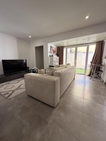 En exclusivité sur le Grau-du-Roi !
Coup de coeur assuré pour cette ravissante villa de 73 m2 environ  ENTIEREMENT RÉNOVÉE offrant 3 chambres, un joli patio, UN CELLIER DE RANGEMENT ainsi que deux places de parking, le tout à quelques enjambées de la plage.
Située dans une résidence privée, sécurisée et  joliment arborée , elle se compose, au rez-de-chaussée d'une entrée, une salle d'eau avec WC, une grande cuisine équipée et ouverte sur une belle pièce de vie avec un joli coin véranda et une belle chambre.
L'étage distribue deux chambres dont une avec un grand balcon d'environ 10 m2 d'où vous pourrez voir l'horizon, ainsi qu'une salle d'eau avec WC et un coin rangement.
Les extérieurs vous offrent un coquet patio intimiste SANS AUCUN VIS-À-VIS ainsi qu'une cave.
Un cellier aménagé (idéal pour ranger les vélos etc...) et deux places de parking complètent ce bel ensemble à vivre.
Ses atouts ?
-aucun travaux à prévoir (rénovation complète en 2022).
-nombreux rangements.
-pompe à chaleur neuve (Janvier 2022 et 2023) 
-double-vitrage etc ....
Proche de la plage, commerces à 100 M (CARREFOUR EXPRESS, boulangerie, boucherie, fruits et légumes ouverts à l'année), Mairie, centre-ville de la station et ses rues piétonnes à 15 mn à pied.
Posez vos valises, projetez-vous et contactez-moi pour visiter ....
