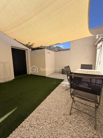 En exclusivité sur le Grau-du-Roi !
Coup de coeur assuré pour cette ravissante villa de 73 m2 environ  ENTIEREMENT RÉNOVÉE offrant 3 chambres, un joli patio, UN CELLIER DE RANGEMENT ainsi que deux places de parking, le tout à quelques enjambées de la plage.
Située dans une résidence privée, sécurisée et  joliment arborée , elle se compose, au rez-de-chaussée d'une entrée, une salle d'eau avec WC, une grande cuisine équipée et ouverte sur une belle pièce de vie avec un joli coin véranda et une belle chambre.
L'étage distribue deux chambres dont une avec un grand balcon d'environ 10 m2 d'où vous pourrez voir l'horizon, ainsi qu'une salle d'eau avec WC et un coin rangement.
Les extérieurs vous offrent un coquet patio intimiste SANS AUCUN VIS-À-VIS ainsi qu'une cave.
Un cellier aménagé (idéal pour ranger les vélos etc...) et deux places de parking complètent ce bel ensemble à vivre.
Ses atouts ?
-aucun travaux à prévoir (rénovation complète en 2022).
-nombreux rangements.
-pompe à chaleur neuve (Janvier 2022 et 2023) 
-double-vitrage etc ....
Proche de la plage, commerces à 100 M (CARREFOUR EXPRESS, boulangerie, boucherie, fruits et légumes ouverts à l'année), Mairie, centre-ville de la station et ses rues piétonnes à 15 mn à pied.
Posez vos valises, projetez-vous et contactez-moi pour visiter ....