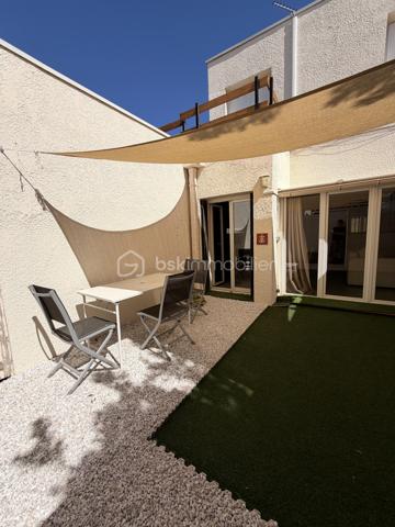 En exclusivité sur le Grau-du-Roi !
Coup de coeur assuré pour cette ravissante villa de 73 m2 environ  ENTIEREMENT RÉNOVÉE offrant 3 chambres, un joli patio, UN CELLIER DE RANGEMENT ainsi que deux places de parking, le tout à quelques enjambées de la plage.
Située dans une résidence privée, sécurisée et  joliment arborée , elle se compose, au rez-de-chaussée d'une entrée, une salle d'eau avec WC, une grande cuisine équipée et ouverte sur une belle pièce de vie avec un joli coin véranda et une belle chambre.
L'étage distribue deux chambres dont une avec un grand balcon d'environ 10 m2 d'où vous pourrez voir l'horizon, ainsi qu'une salle d'eau avec WC et un coin rangement.
Les extérieurs vous offrent un coquet patio intimiste SANS AUCUN VIS-À-VIS ainsi qu'une cave.
Un cellier aménagé (idéal pour ranger les vélos etc...) et deux places de parking complètent ce bel ensemble à vivre.
Ses atouts ?
-aucun travaux à prévoir (rénovation complète en 2022).
-nombreux rangements.
-pompe à chaleur neuve (Janvier 2022 et 2023) 
-double-vitrage etc ....
Proche de la plage, commerces à 100 M (CARREFOUR EXPRESS, boulangerie, boucherie, fruits et légumes ouverts à l'année), Mairie, centre-ville de la station et ses rues piétonnes à 15 mn à pied.
Posez vos valises, projetez-vous et contactez-moi pour visiter ....