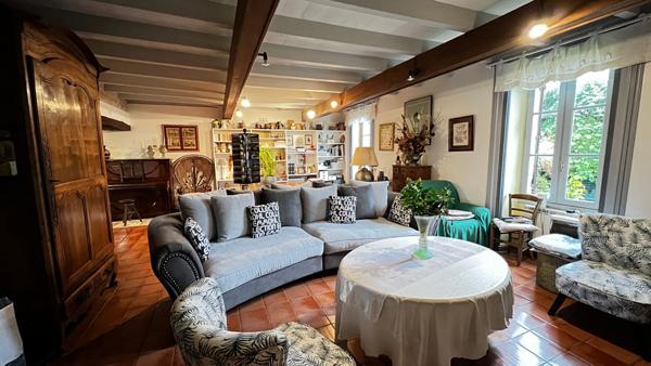 Maison Le Gua 9 pièces 6 chambres dépendance