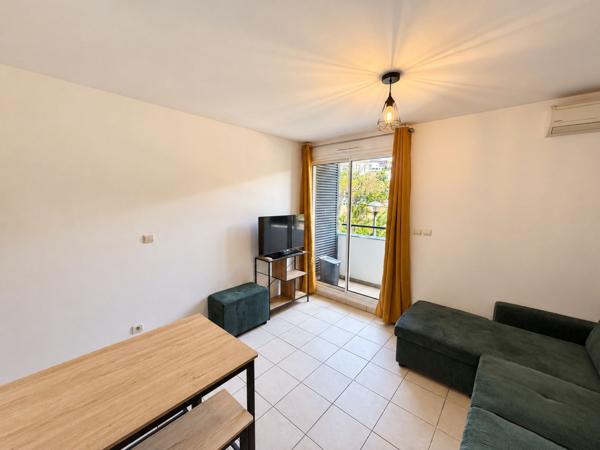 Meublé & Terrasse Privative — Studio 23 m² + 7 m² de terrasse à louer — Sainte-Clotilde Saint-Denis — 675 €/mois CC