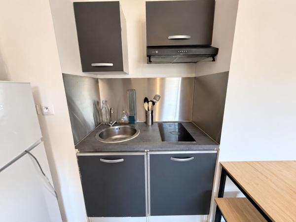 Meublé & Terrasse Privative — Studio 23 m² + 7 m² de terrasse à louer — Sainte-Clotilde Saint-Denis — 675 €/mois CC