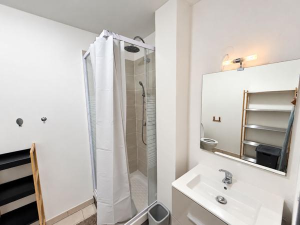 Meublé & Terrasse Privative — Studio 23 m² + 7 m² de terrasse à louer — Sainte-Clotilde Saint-Denis — 675 €/mois CC
